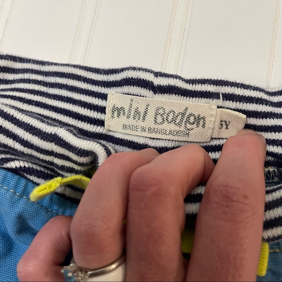 Mini Boden canvas baggies shorts - Picture 3 of 3